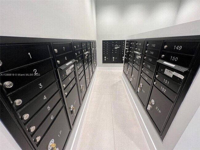 Building Photo - 401 Hialeah Dr