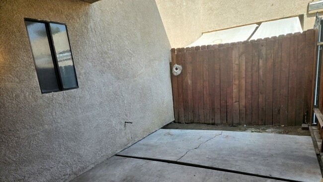 Building Photo - SW-3 bedrooms 2.5 baths condo