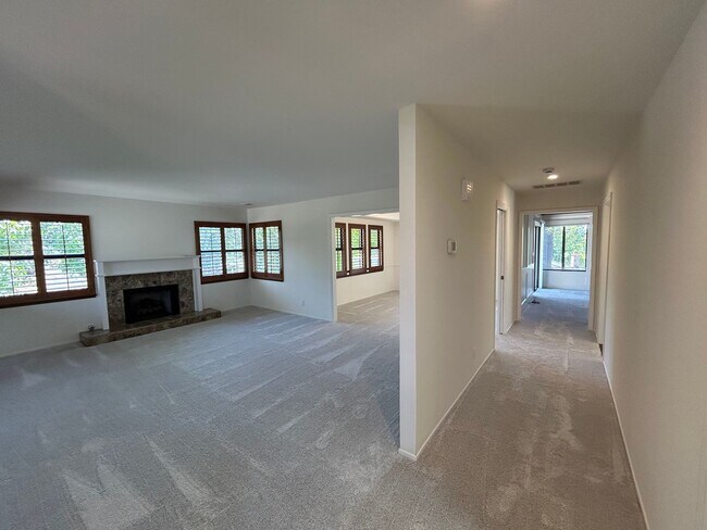 Building Photo - Must See Spacious Alamo 4BR Home with Remo...