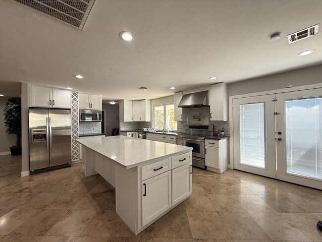 Building Photo - 3255 El Camino Rd