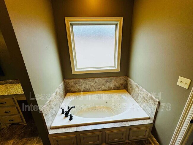 Building Photo - 106 Shadow Springs Dr