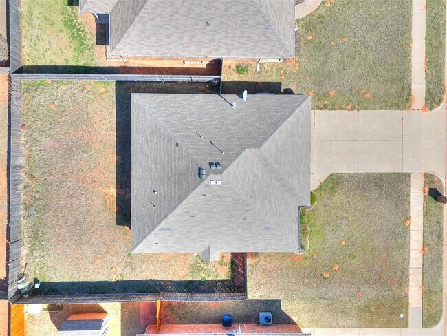 Building Photo - 609 E Linden Ln