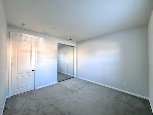 Building Photo - Welcome to this stunning 5 bedroom home fo...