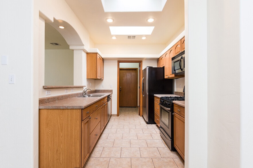 kitchen - 2375 Saturn Cir