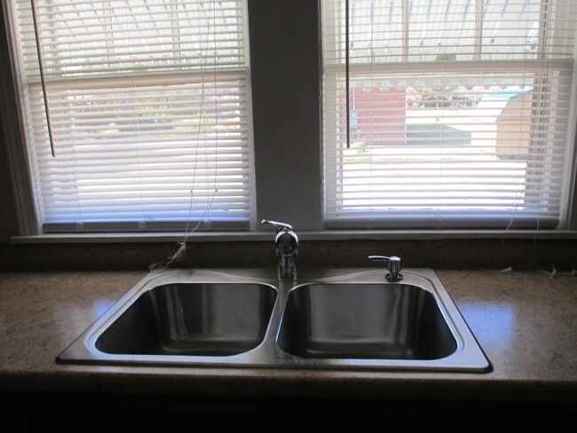 Building Photo - Beautiful 3 bedroom, 2 bath house on a lar...