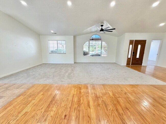Building Photo - Beautiful Bloomington Area Home
