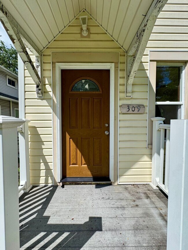 Building Photo - 309 Bellevue Rd