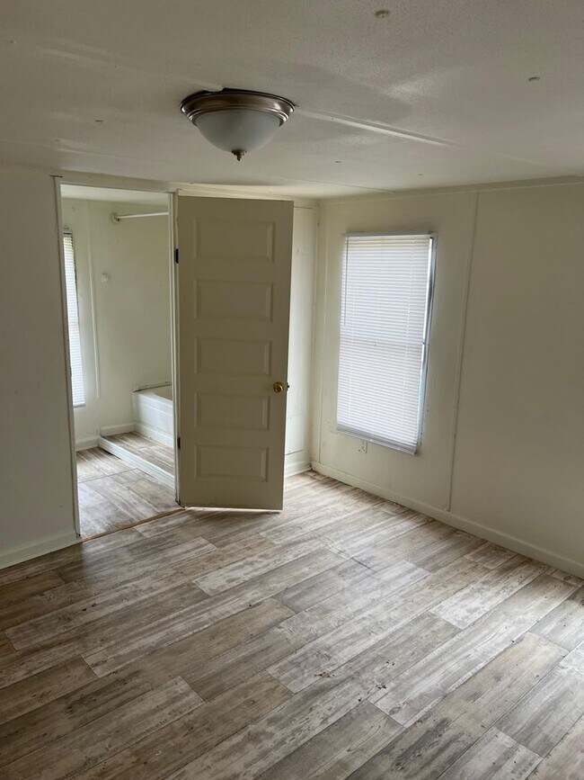 Building Photo - Renovated 2-Bed, 1-Bath Mobile Home