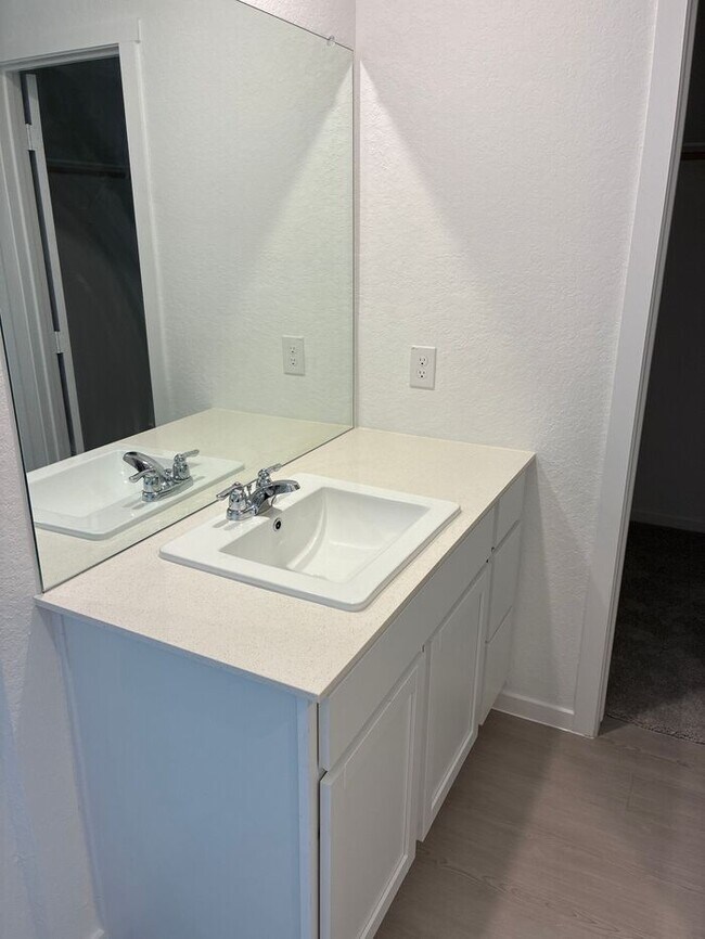 Building Photo - Charming 4 beds 2 baths in San Antonio!