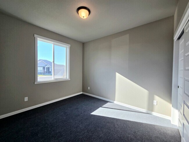 Building Photo - New 4 Bed Rambler | Fenced Yard | 2-car Garage | Move-In Ready House for Rent in Quincy!