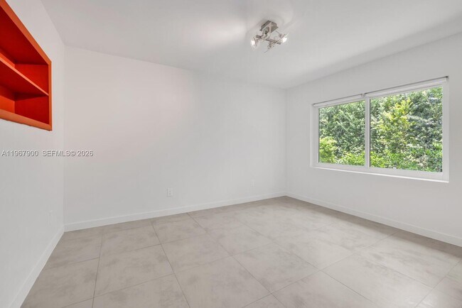 Building Photo - 801 NE 118th St