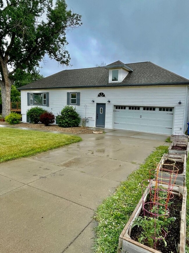 Building Photo - Beautifully Renovated 4-Bedroom Home Near West Blvd