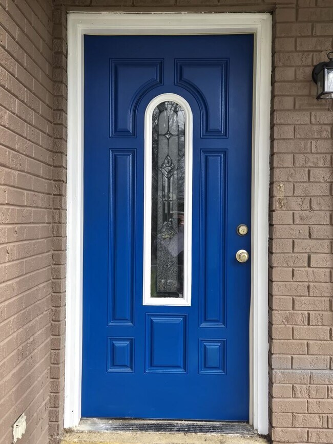 Building Photo - 3 Bedroom 2 Bathroom Home