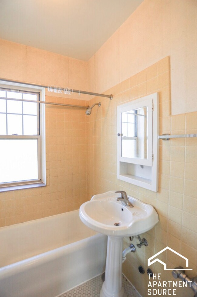 Building Photo - 5642 N Kimball Ave