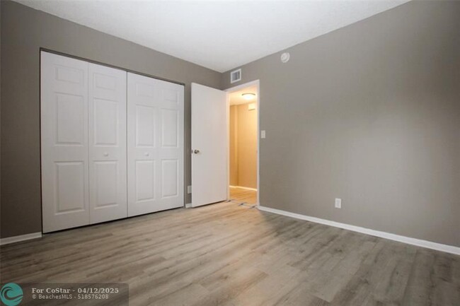 Building Photo - 704 Gardens Dr