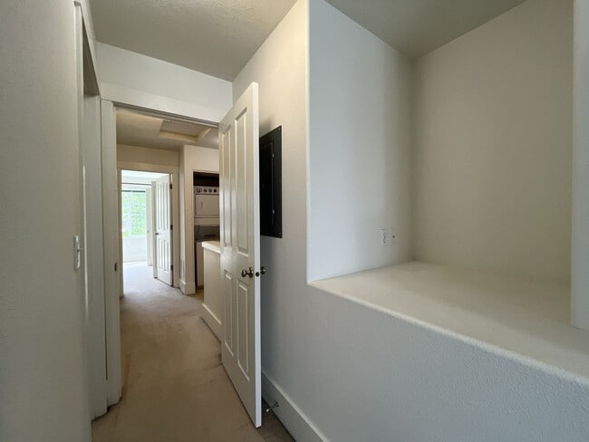 Building Photo - 2 Bedroom 2.5 Bathroom with 2 Tandem Car garage ~ Convenient Cedar Mill Location Near St. Vincent...