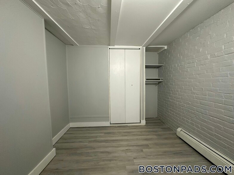 Building Photo - 273 Maverick St