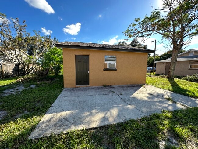 Building Photo - 517 Poinsettia Rd