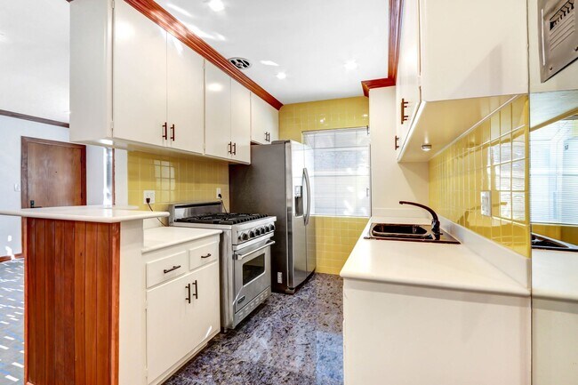 Building Photo - 807 5th Street in Santa Monica.  Steps to Montana Ave and 5 blocks to the beach!