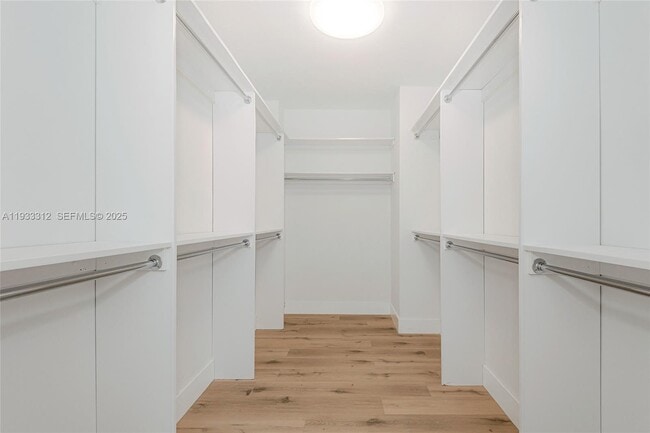 Building Photo - 2500 Parkview Dr