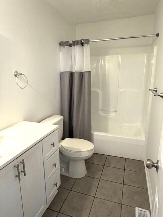 Building Photo - ~ Cute 2-Bedroom Home w/fenced back yard! ~