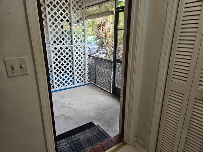 Building Photo - 7904 NW 70th Ct