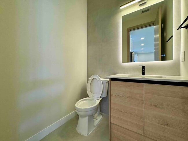 Building Photo - 2402 N Ola Ave