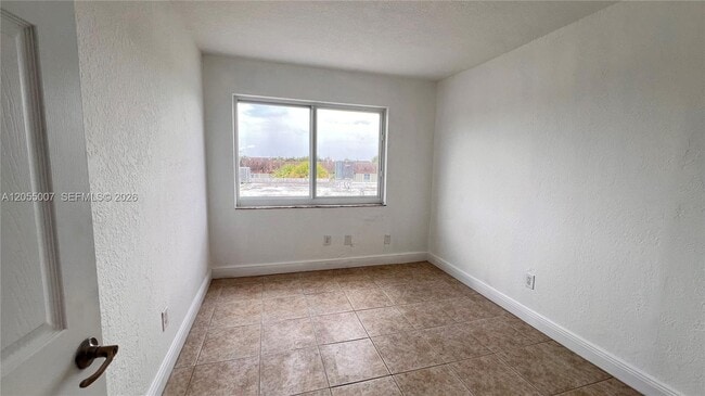Building Photo - 984 W 40th St