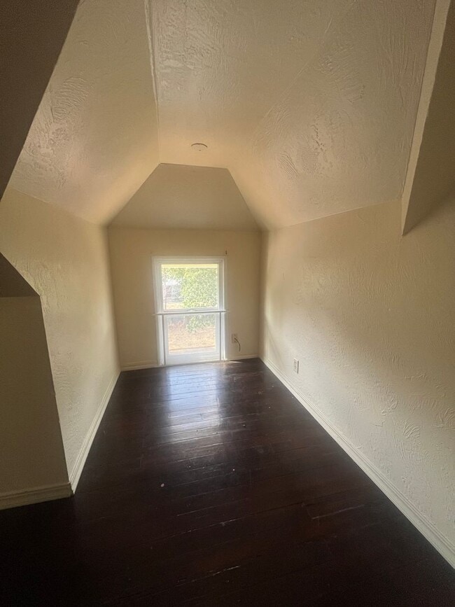 Building Photo - 3-Bedroom 1-Bathroom two story unit