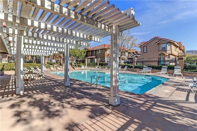 Building Photo - 2 Bed, 2 Bath Upper End Unit in Beautiful ...