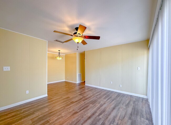 Building Photo - 2241 W Pensacola St
