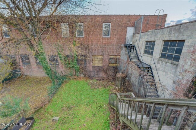 Building Photo - 81 Holmes St