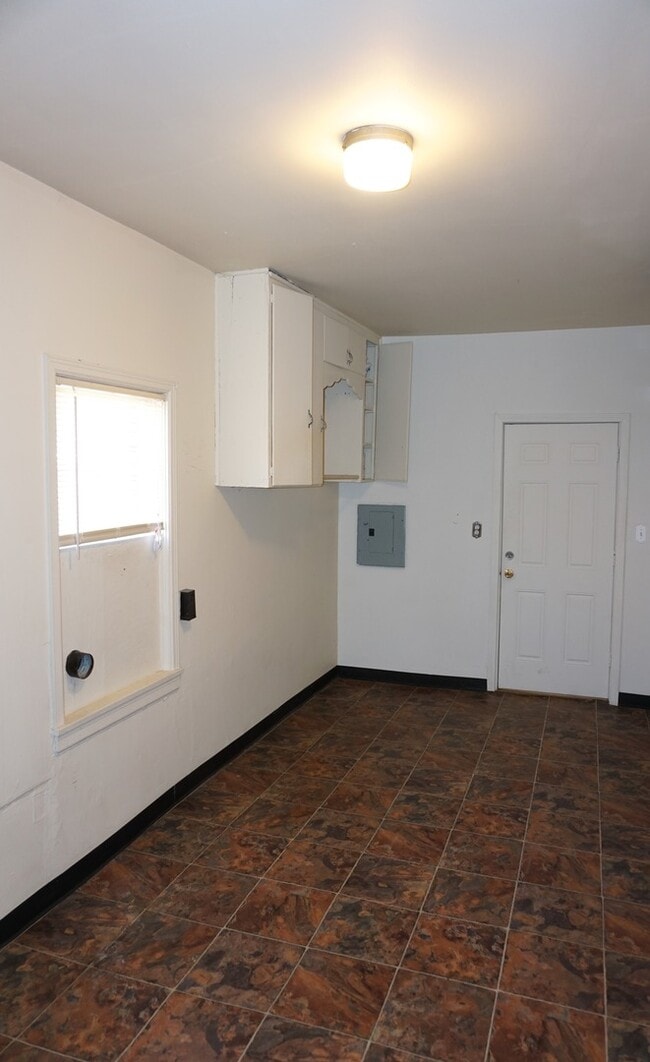 Building Photo - Beautiful home near College Hill!