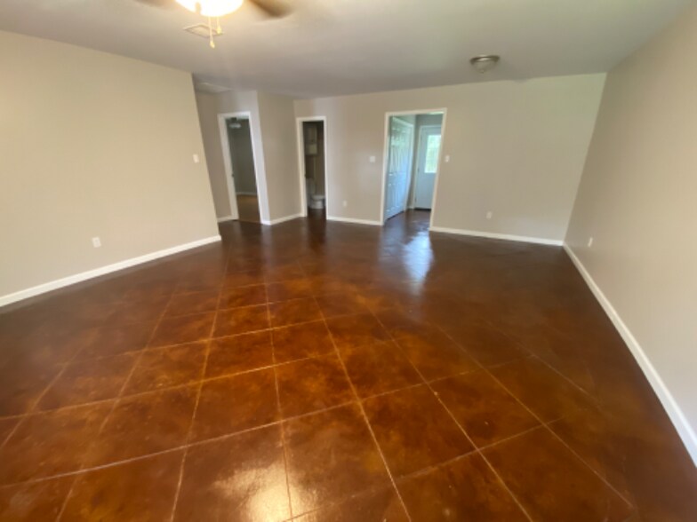 Building Photo - 8233 Baudoin Rd