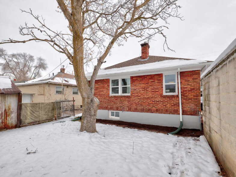 Building Photo - 2867 Kiesel Ave