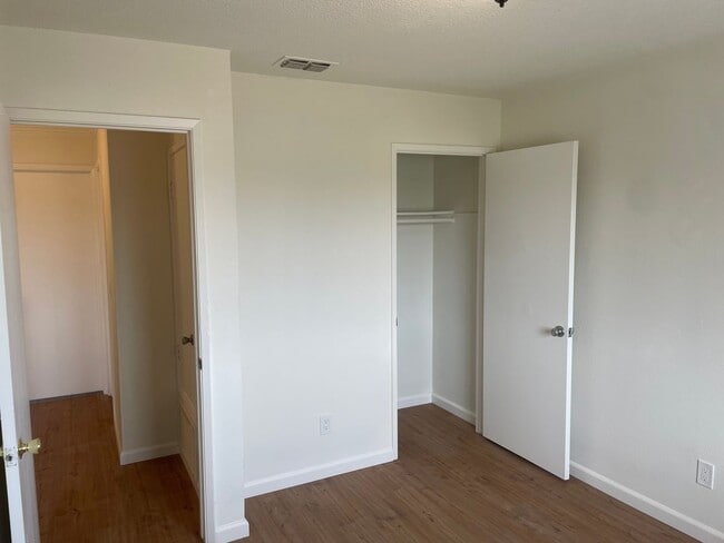 Building Photo - 3 Bedroom, 1.5 Bath Home in Parkway Neighborhood