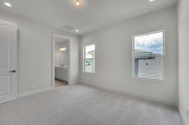 Building Photo - 9341 Crestview Cir