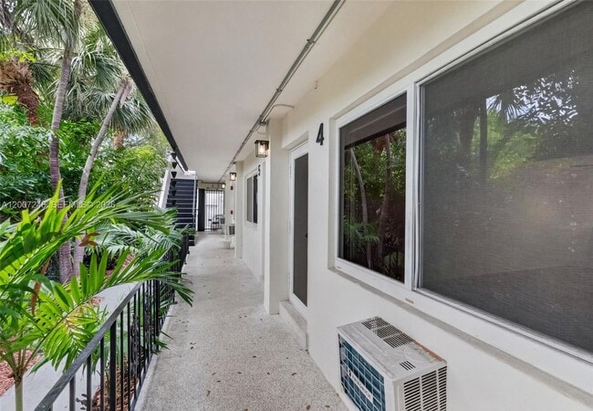 Building Photo - 428 Collins Ave