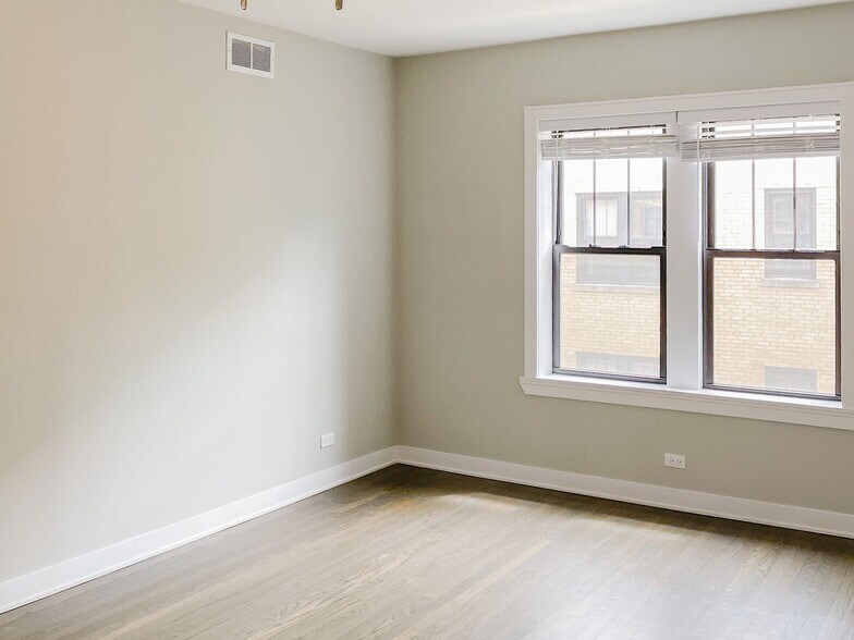 Building Photo - 1954 W Wilson Ave