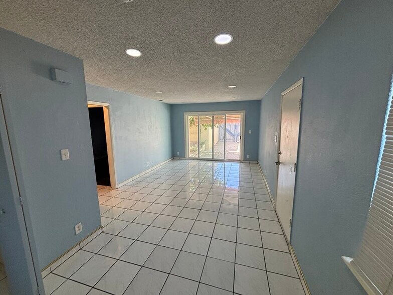 Building Photo - 498 Ginkgo Ct