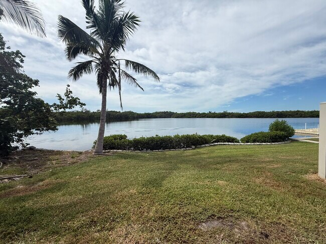 Building Photo - 1070 Sanibel Ct