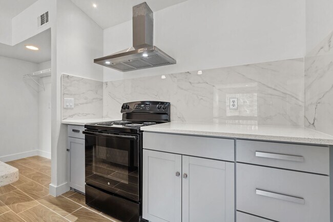 Building Photo - VENETIAN PLACE - 2nd floor • 1 BR 1 Bath - 735 ft²