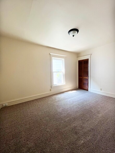 Main bedroom - 2006 Kinzie Ave