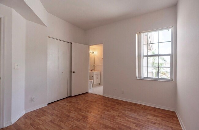 Building Photo - 1928 Madeira Dr