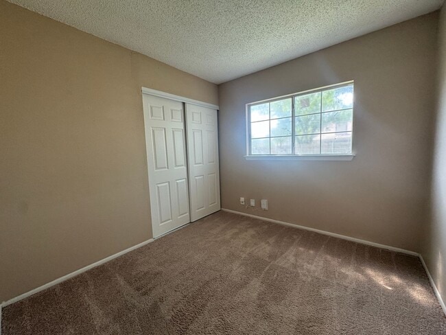 Building Photo - MOVE IN READY 3/2 LOCATED INSIDE 1604/CULE...