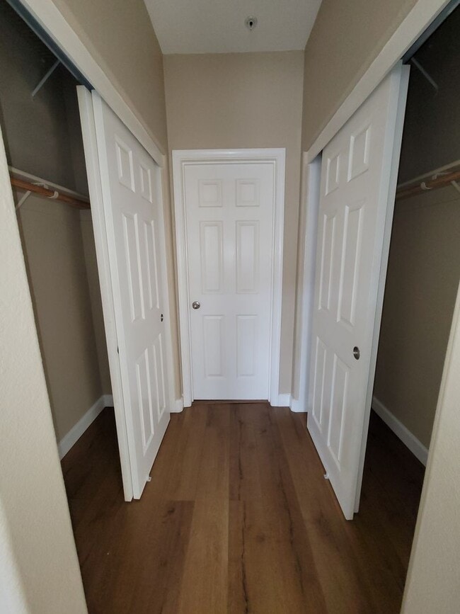 Building Photo - Elk Grove Condo