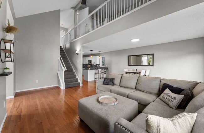 Building Photo - Elegant 3-Bed Single Family with Fireplace & Hardwood Floors in Shakopee – 2345 Sq Ft of Comfort
