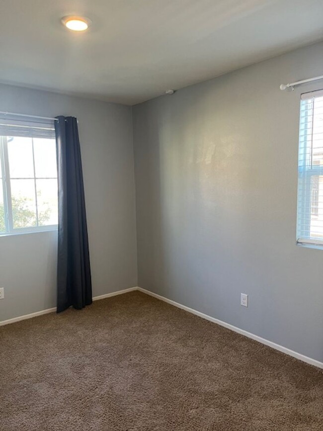 Building Photo - Murrieta Townhome, Downstairs ADA Bed/Bath