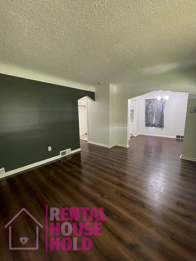 Building Photo - ~ 3 BEDROOM 1.5 BATH~ FREE PRE-SCREEN