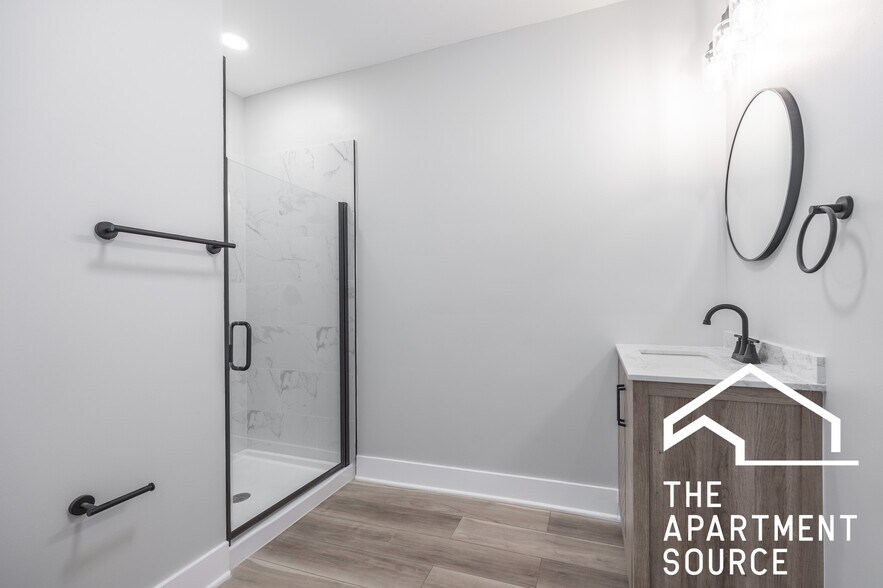 Building Photo - 6148 N Francisco Ave